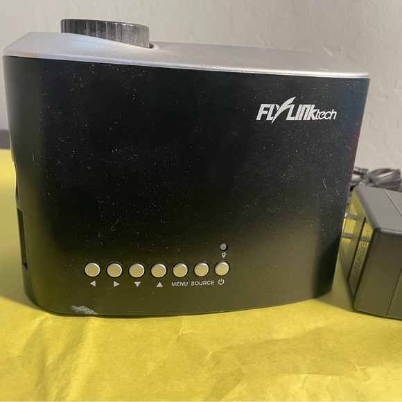 FlyLinkTech Mini LED Projector, used - Picture 2 of 3
